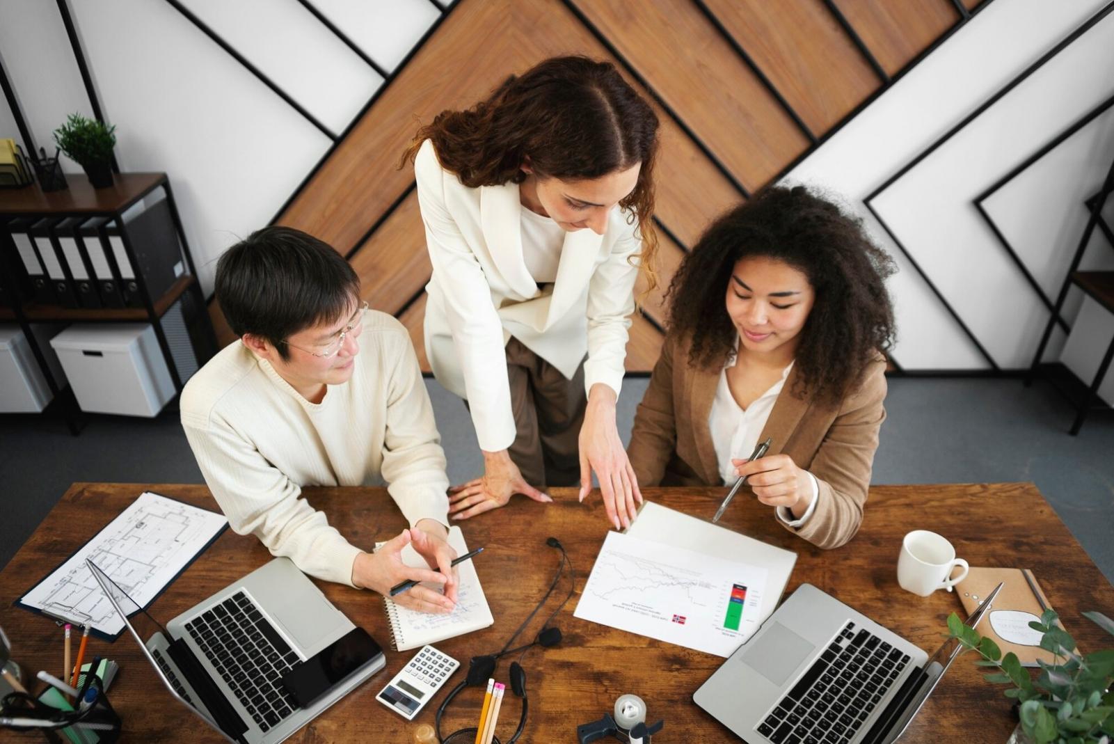 Session de formation en analyse financière avec participants travaillant sur des modèles budgétaires